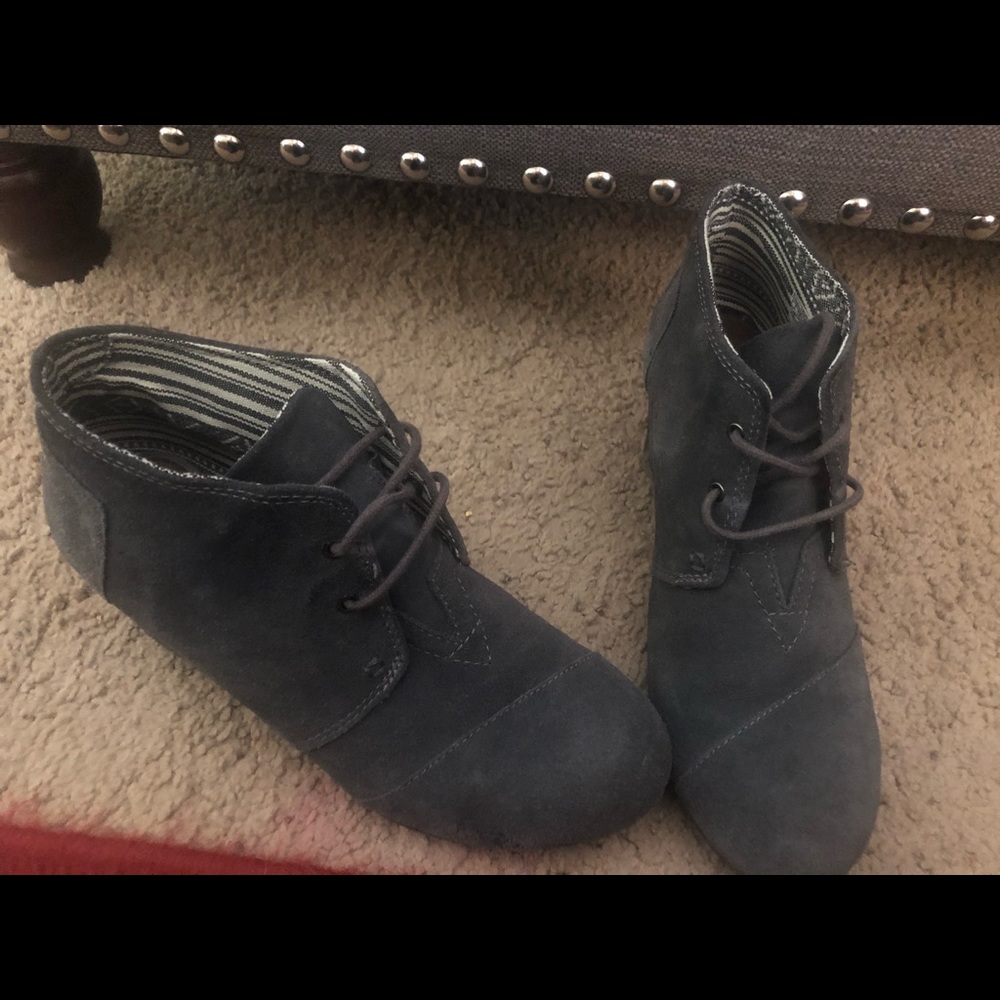 Women’s Tom’s Grey Suede short Wedge Bootie size 9